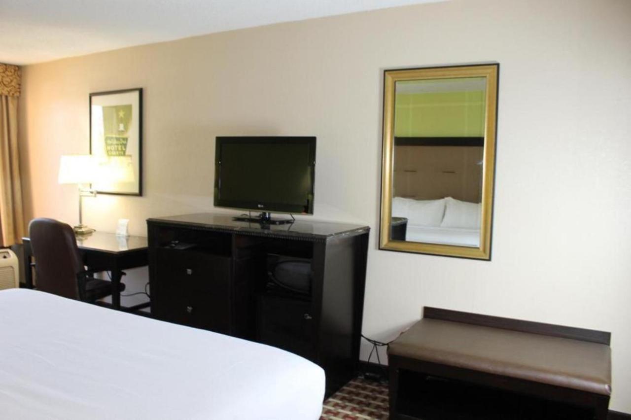 Ramada By Wyndham Gainesville Buitenkant foto