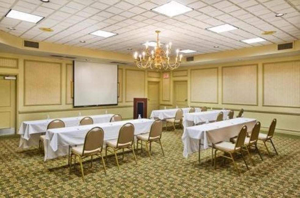 Ramada By Wyndham Gainesville Buitenkant foto