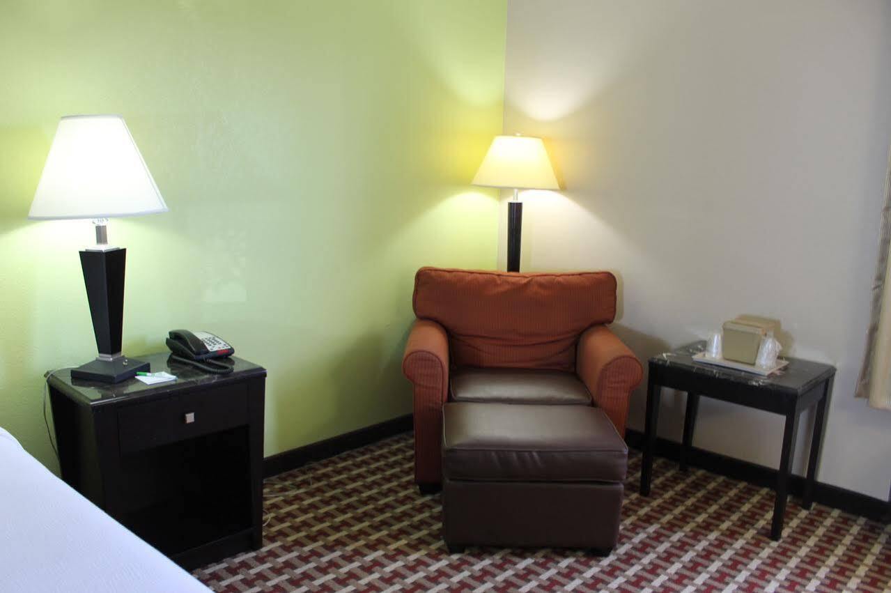 Ramada By Wyndham Gainesville Buitenkant foto